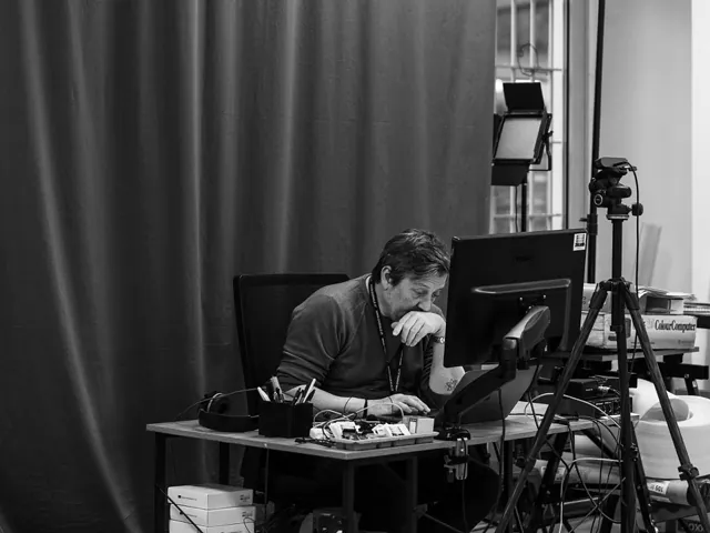 Scatto in bianco e nero: lavoro al computer nel set fotografico