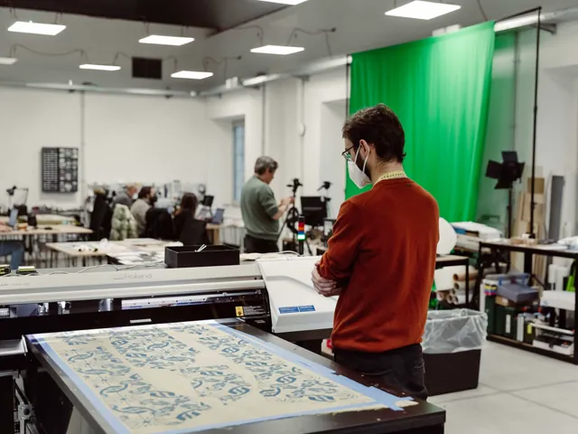 Laboratorio di stampa tessile: studente dell'Accademia di Costume e Moda davanti al plotter