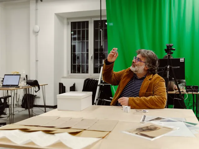 Esame delle opere di Rushati nel set green screen