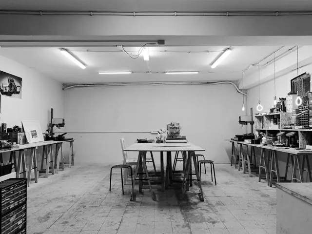 Laboratorio di elettronica: vista d'insieme dei banchi da lavoro, bianco e nero