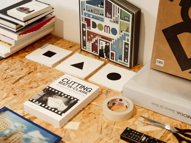 Tavolo OSB con libri d'arte e tre tavole geometriche cerchio-triangolo-quadrato