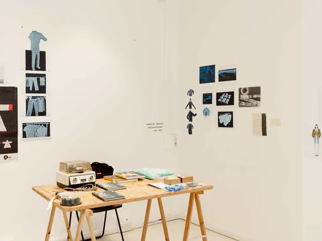 Mood-board di moda con figurini e tavolo di lavoro centrale