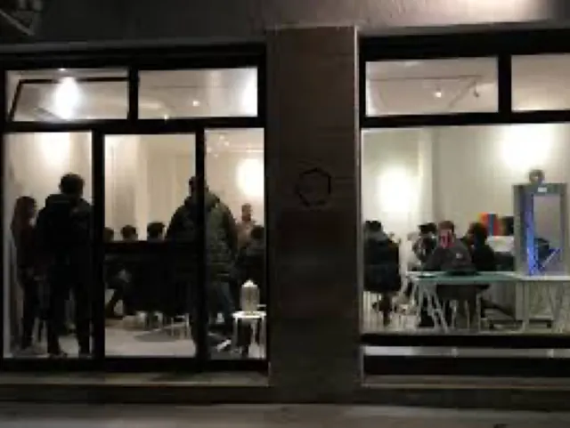 Corso serale a Spazio Chirale: vetrate illuminate con partecipanti al lavoro