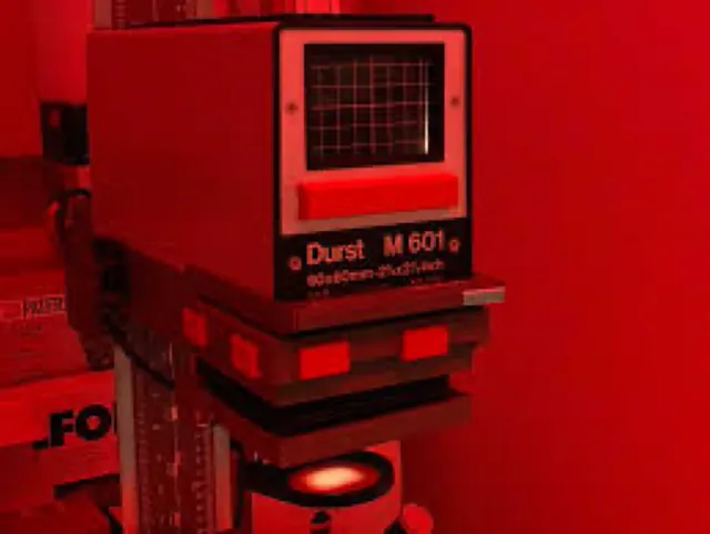 Camera oscura: ingranditore Durst M601 in luce rossa