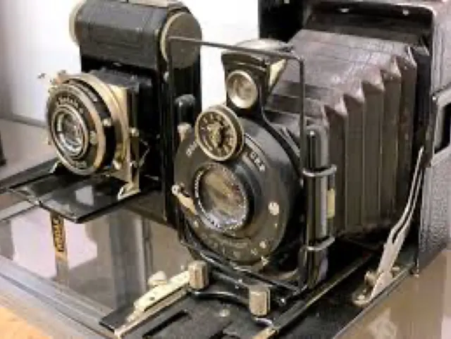Macchina fotografica vintage a soffietto, dettaglio dell'obiettivo